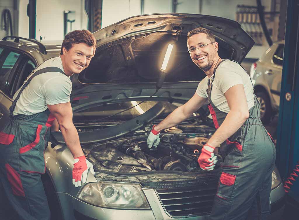 Mecánico en un taller de reparación de automóviles