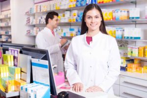 How to Become a Pharmacy Assistant