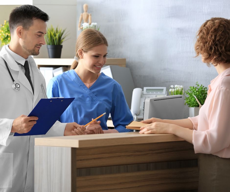 how much do medical administrative assistants make